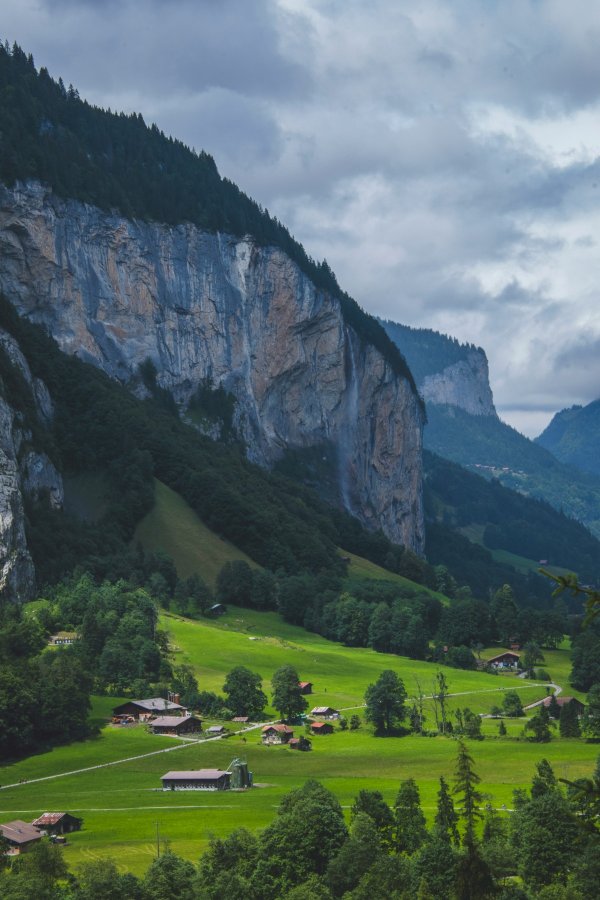 股票配资指南 瑞士的梦幻瀑布小镇！